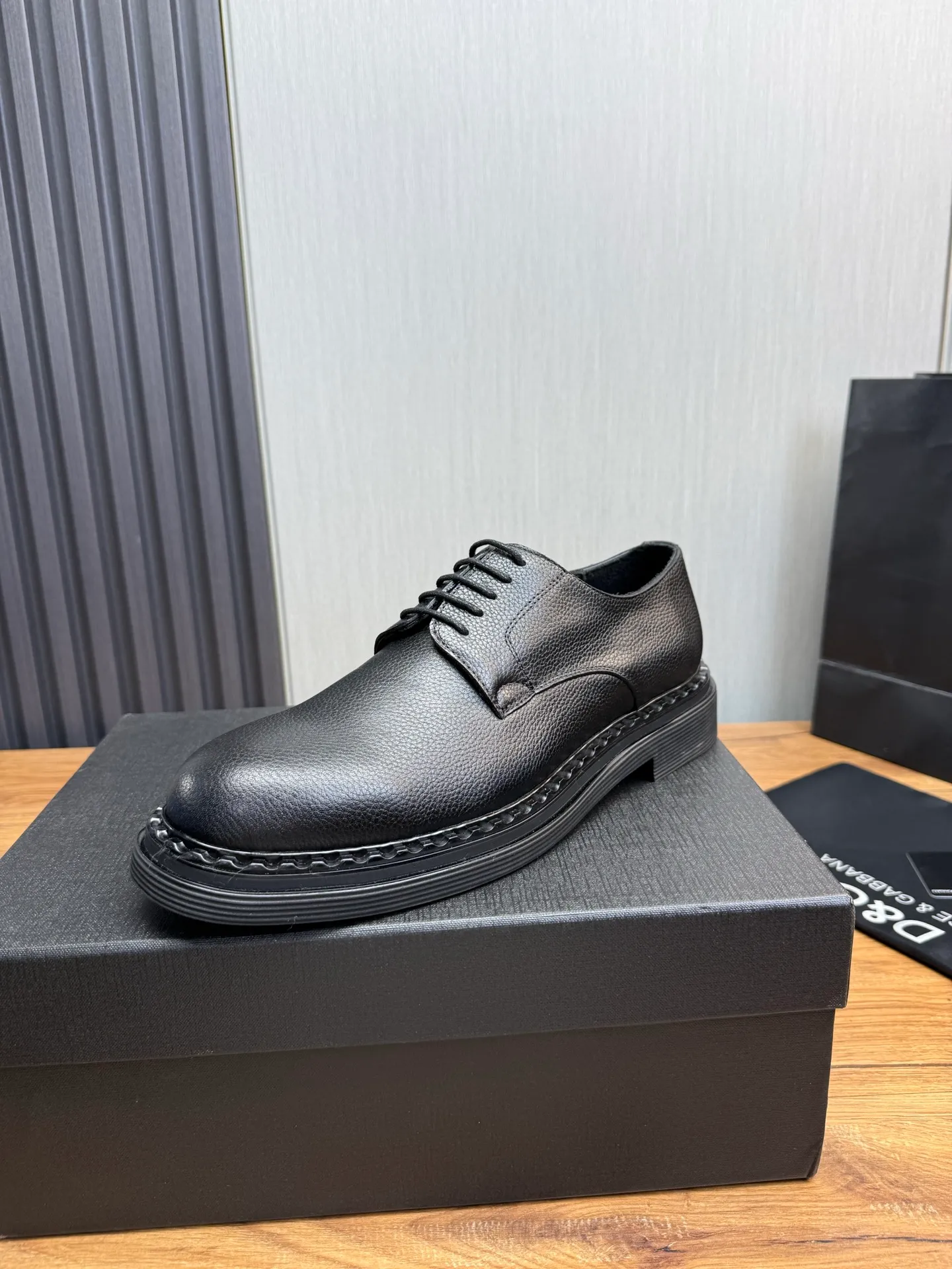 Men's shoes 💰900💰 DG. Men's casual lace-up leather shoes, the latest hot style 🔥 1:1 original purchase quality, top quality goods ⬆️The upper is imported open-edge beaded cowhide, cowhide, and cow suede. The hand-made three-dimensional stitching highlights the round toe design. The inner foot pads are all imported cowhide, with the original wear-resistant foam outsole, matching code 39-44, (38, 45 custom-made, non-returnable)